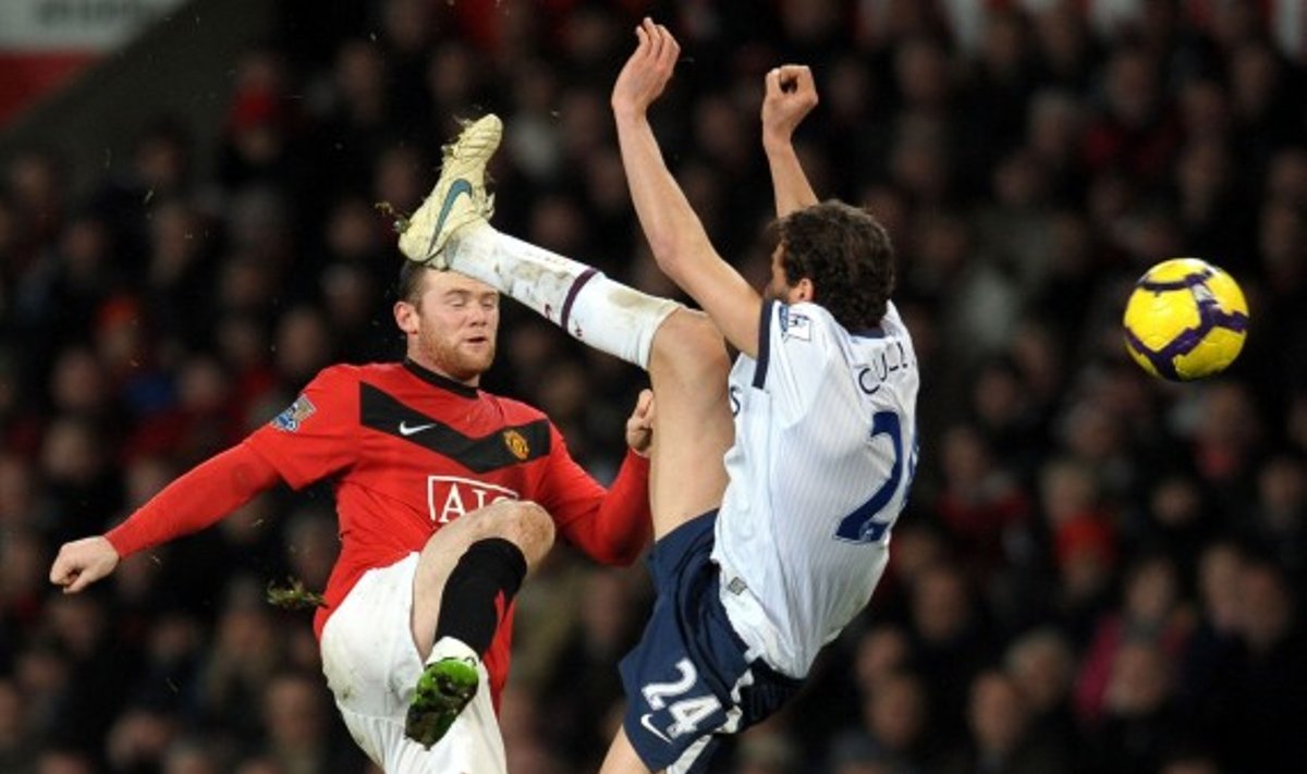 Wayne'as Rooney  ("Man. United") ir Carlosas Cuellaras ("Aston Villa" )