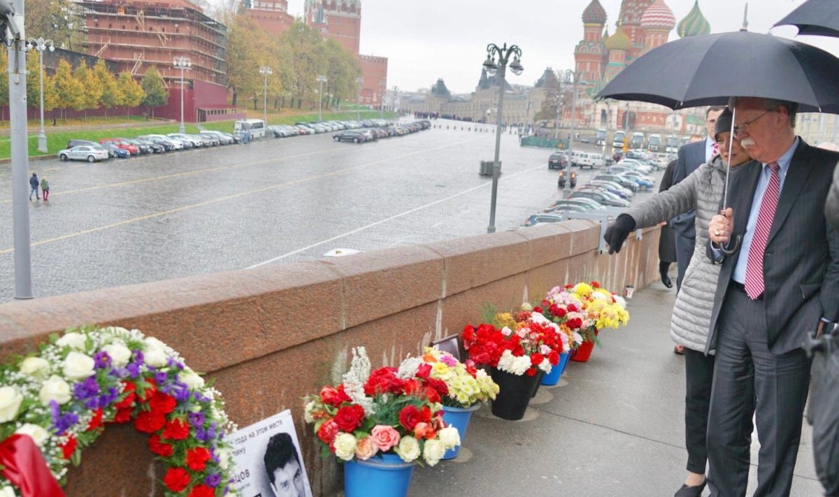Болтон возложил венок на месте убийства Бориса Немцова
