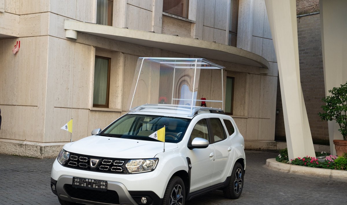 "Renault" įmonių grupė popiežiui padovanojo "Dacia Duster"