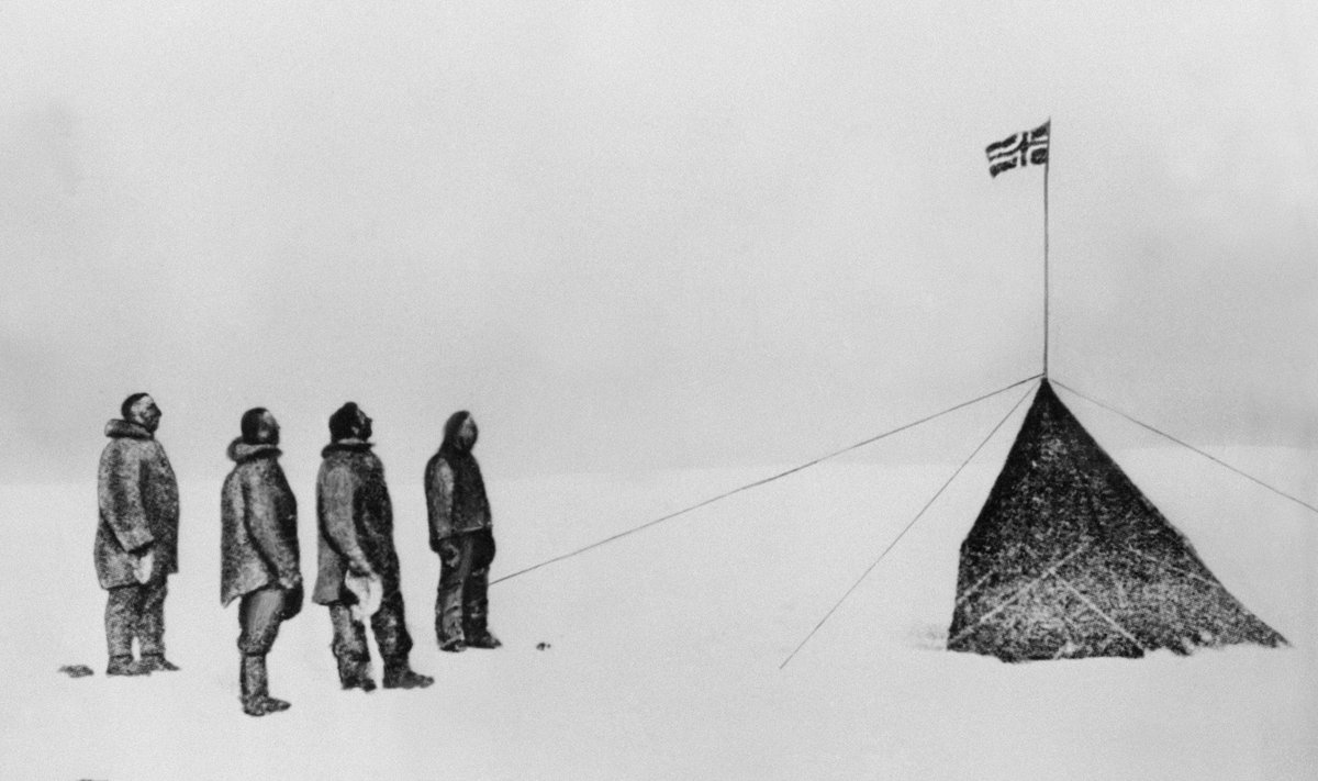 Roaldas Amundsenas su kolegomis pietų ašigalyje