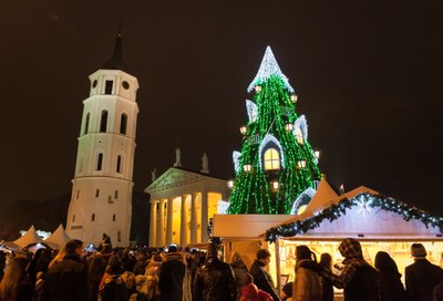 Vilnius, 2015 m. lapkričio 27 d. (ELTA). Sostinės Katedros aikštėje įžiebta Kalėdų eglutė. Martyno Ambrazo (ELTA) nuotr.
