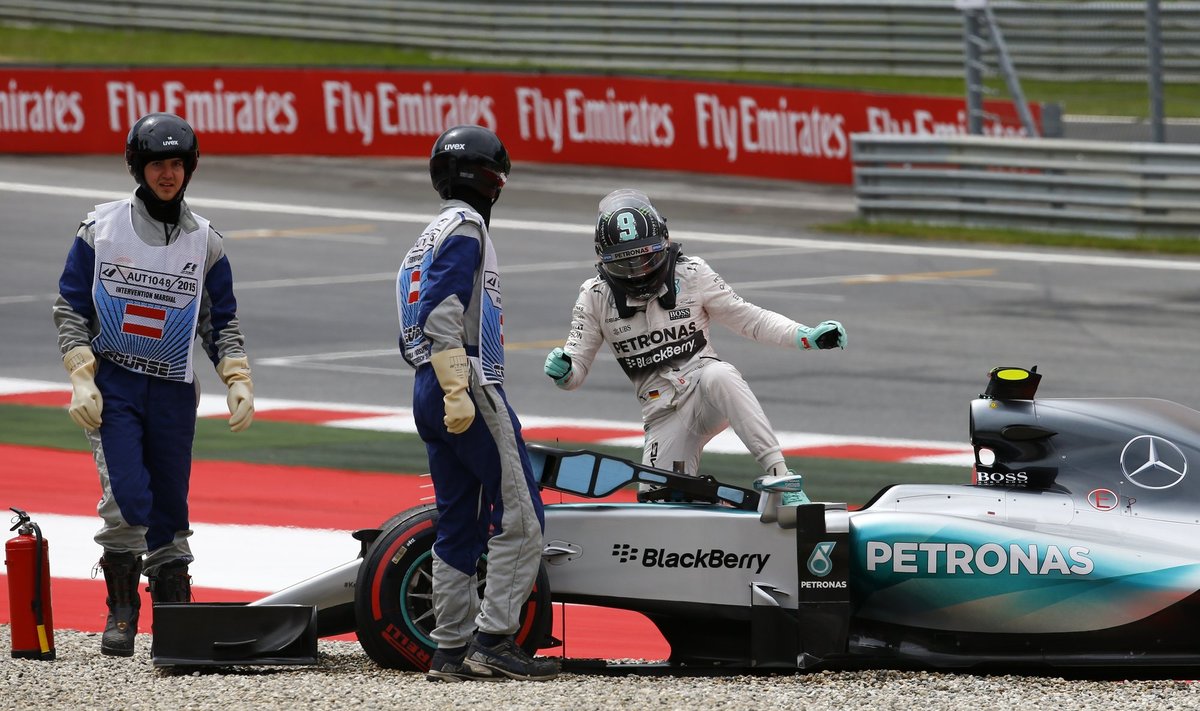 Nico Rosbergas išlėkė iš trasos