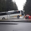 В Пренайском районе с дороги съехал автобус компании Kautra