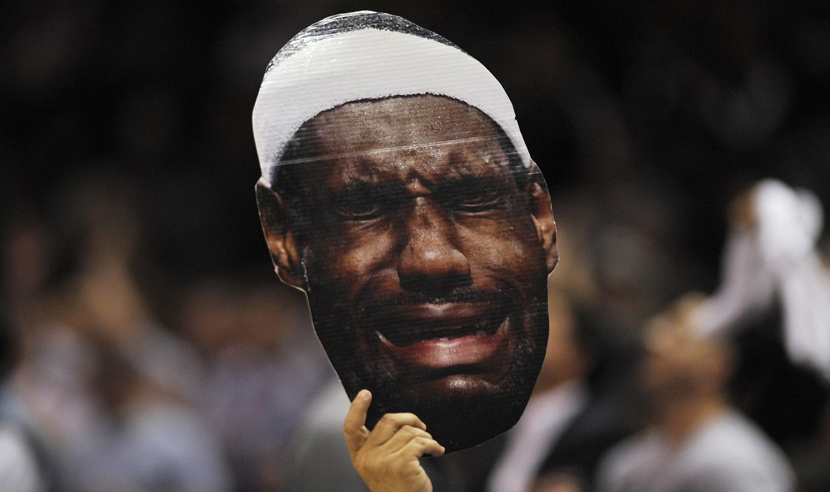"Spurs" aistruolis iškėlė pašiepiantį LeBroną Jamesą portretą 