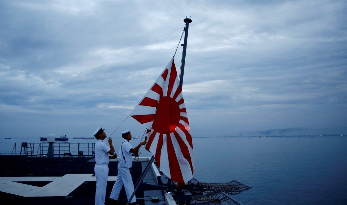 „Kylančios saulės“ vėliava ant Japonų karo laivo