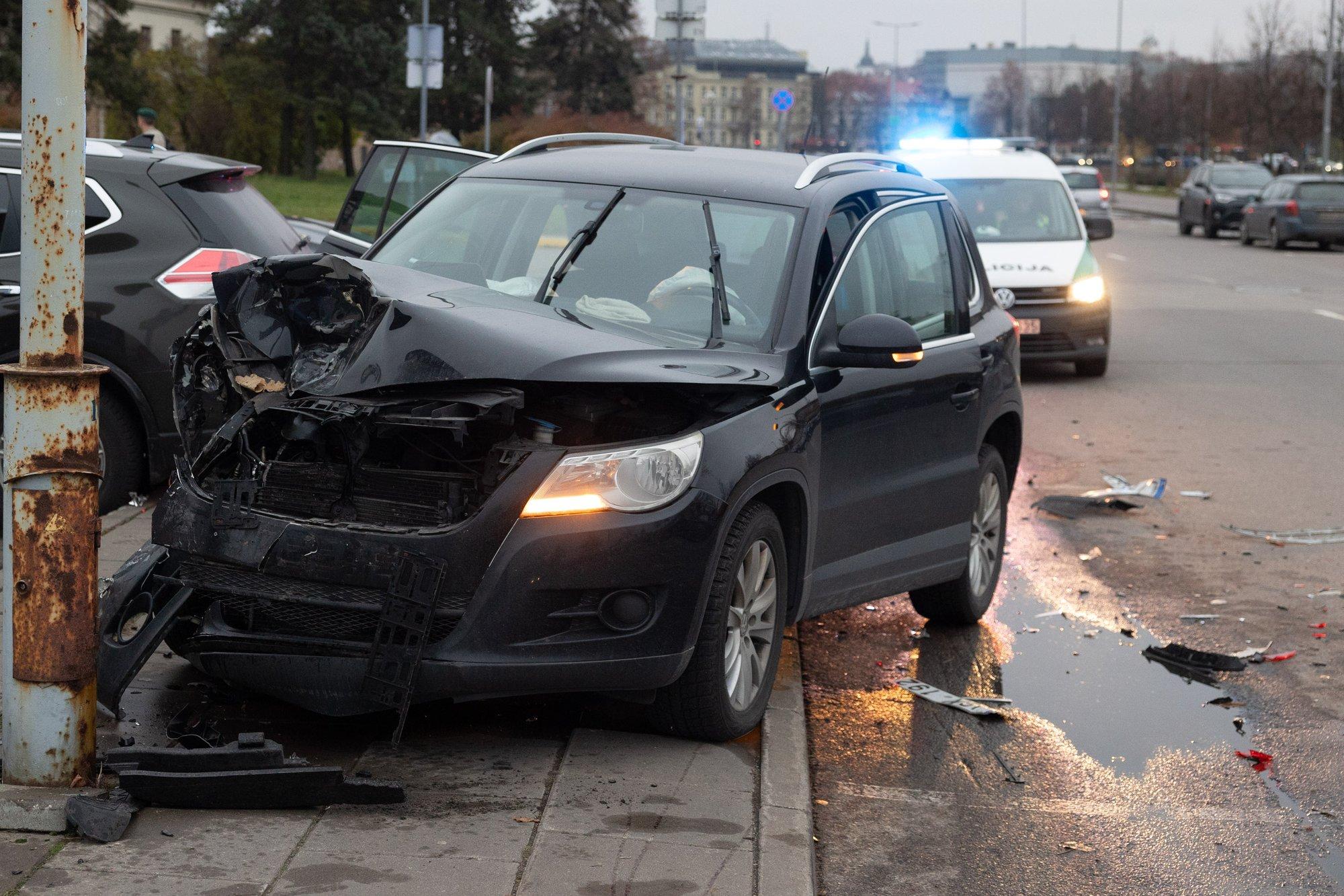 В Вильнюсе автомобиль VW столкнулся с Porsche, а затем машины врезались в  столбы - Delfi RU