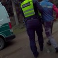Girtas vairuotojas bandė suktis prisistatydamas policijos pareigūnu