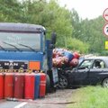 Sunkvežimiui susidūrus su „Subaru“, sužeistos 14-metės dvynės, išbyrėjo dujų balionai