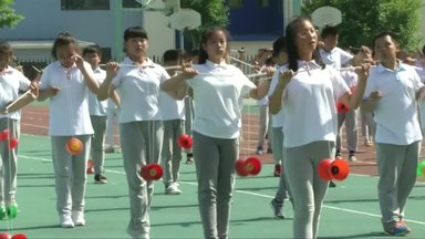 Kinijos moksleiviai per pertraukas lavina yo-yo įgūdžius