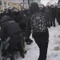 Rusijos policija blokuoja miestų centrus, sulaikyta per 1 tūkst. protestuotojų