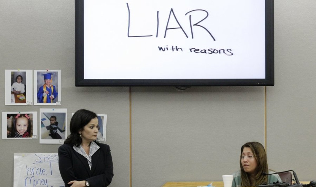 Prokurorė (kairėje) tvirtina, kad dukrą prie sienos priklijavusi moteris yra melagė