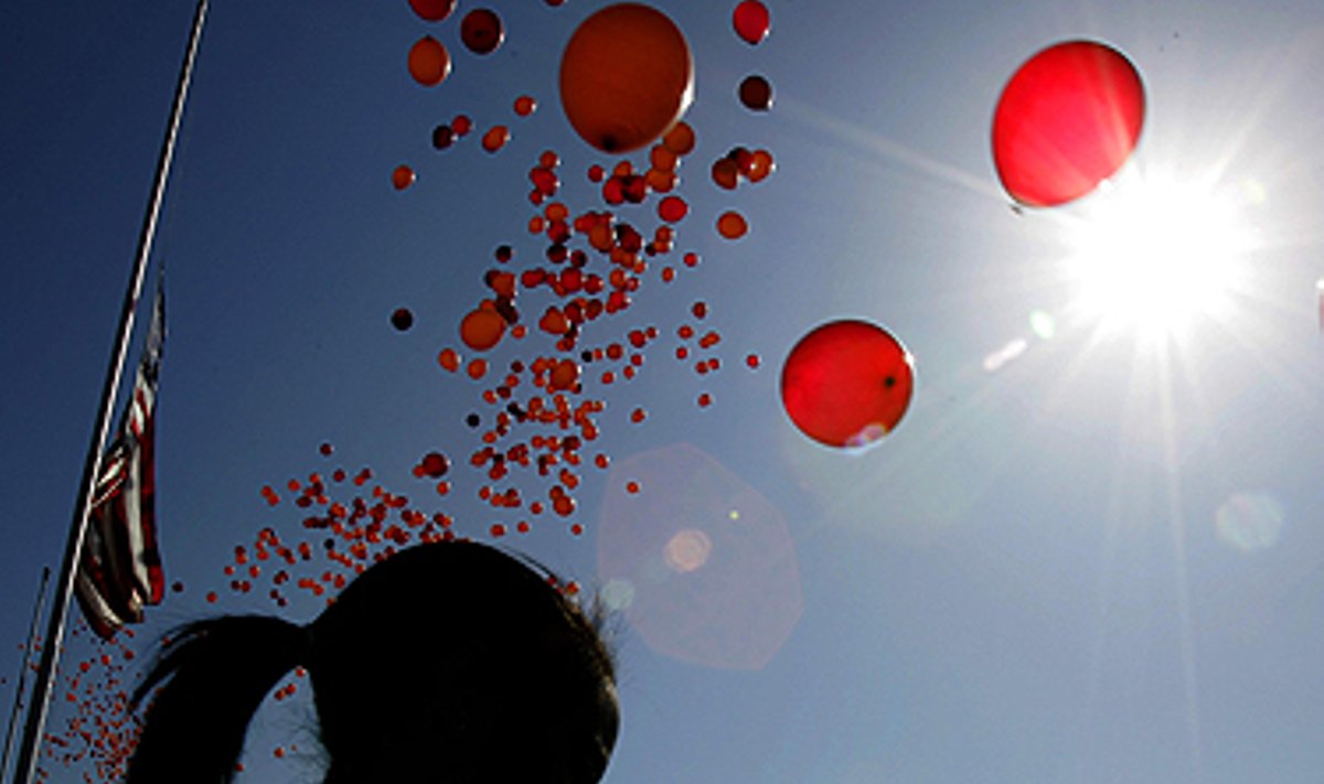 Virdžinijos Valstijos mokyklose į dangų leidžiami raudoni balionai, skirti prieš savaitę stovykloje nužudytoms aukoms atminti. 