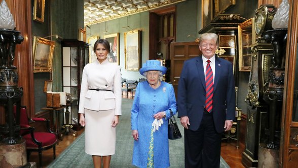 Šioje monarchės nuotraukoje su Trumpais įžvelgė neįprastą detalę: oficialiose fotografijose to būti negali