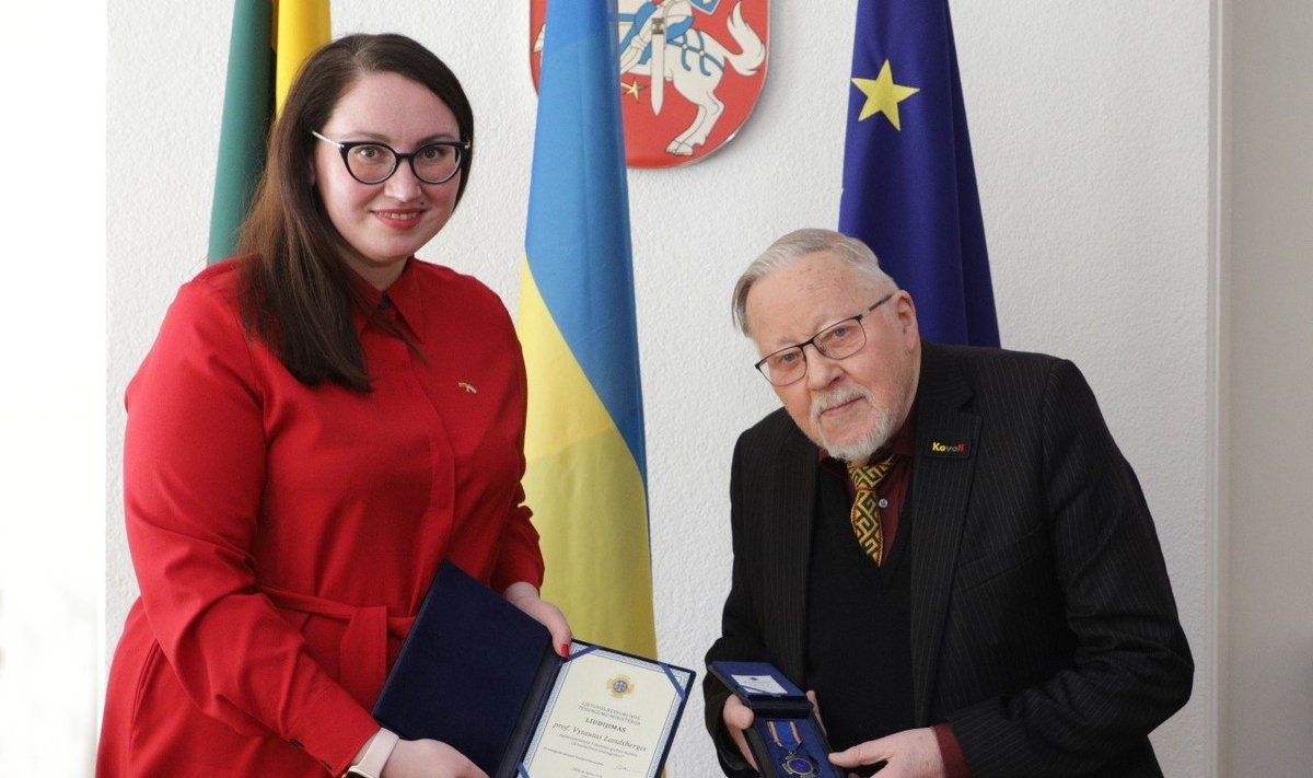 Teisingumo ministrė Evelina Dobrovolska įteikė garbės ženklą „Už nuopelnus teisingumui“ prof. Vytautui Landsbergiui. TM nuotr.
