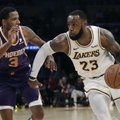 „Lakers“ įsibėgėja: Jamesas ir kompanija nupūtė „Suns“ ir iškovojo trečią pergalę iš eilės