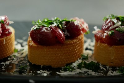 Crostini su keptomis vynuogėmis – itališkas užkandis su prancūzišku batonu