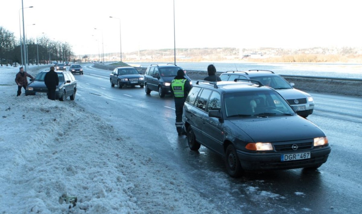 Kaune automobilis vos nenutrenkė avariją registravusio policininko