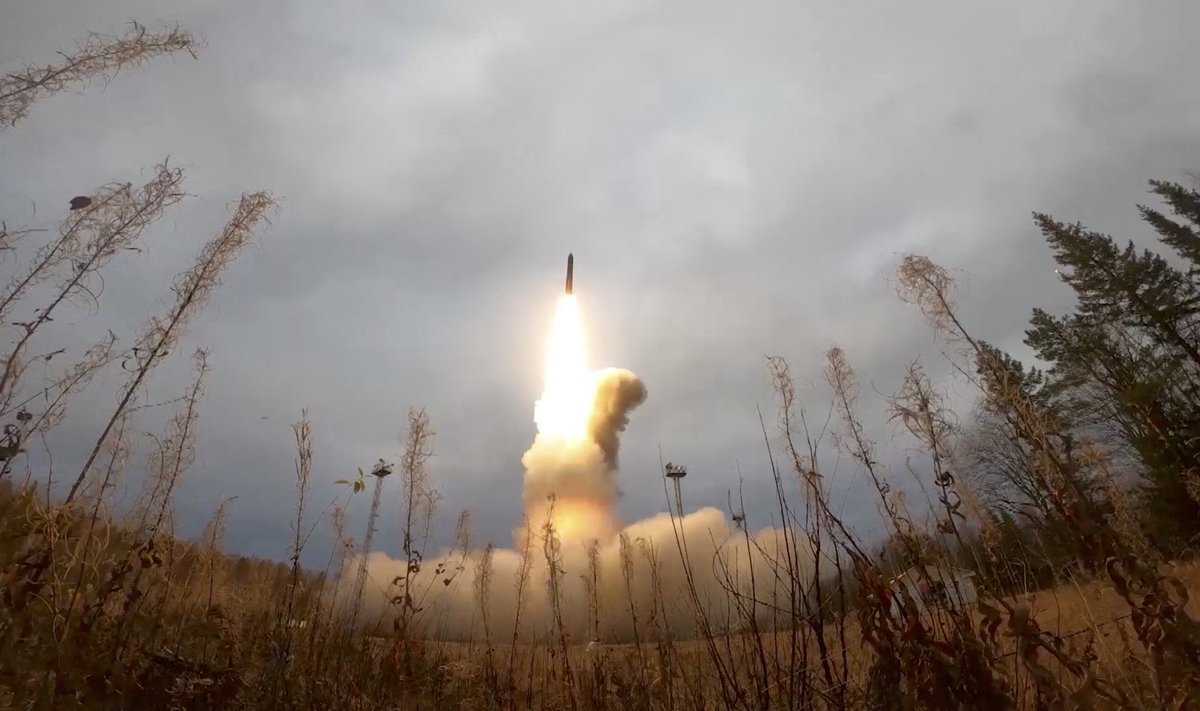 Vaizdo įraše, kurį paskelbė Rusijos gynybos ministerija, matyti, kaip teigiama, Rusijos tarpžemyninė balistinė raketa, paleista per šalies strateginių branduolinių pajėgų pratybas