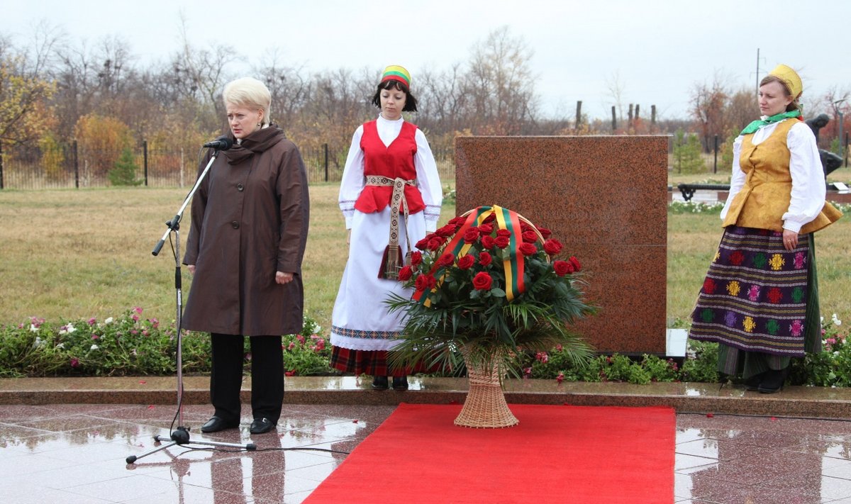 Lietuvių moterų tremties vietą Kazachstane žymės atminimo akmuo