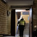 Ankstų rytą daugiabučio namo laiptinėje Vilniuje moteris rado stipriai sumuštą vaikiną