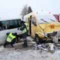 Kelyje Kaunas-Šakiai per avariją sumaitotas vaikus vežęs mikroautobusas