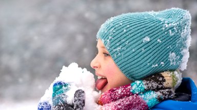 Gydytoja pataria tėvams: ar leisti vaikams laižyti varveklius ir valgyti sniegą?
