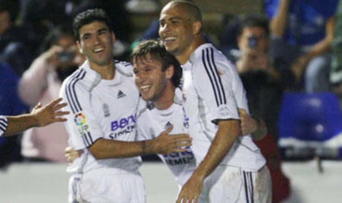 Madrido "Real" futbolininkai džiūgauja po įvarčio
