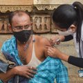 Vyras Indijoje teigia 11 kartų pasiskiepijęs nuo koronaviruso