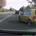 Nufilmuotas vairuotojas, neskiriantis pagrindinio kelio nuo šalutinio
