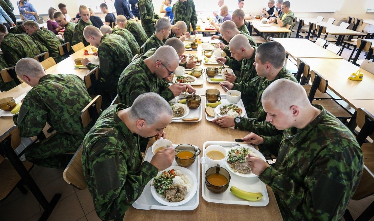 Lietuvos kariuomenės kariai valgykloje