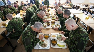 Lietuvos kariuomenės kariai valgykloje