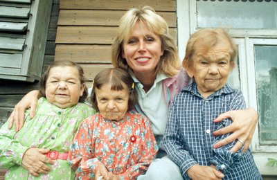 Janina Lapinskaitė su filmo herojais " Iš elfų gyvenimo "