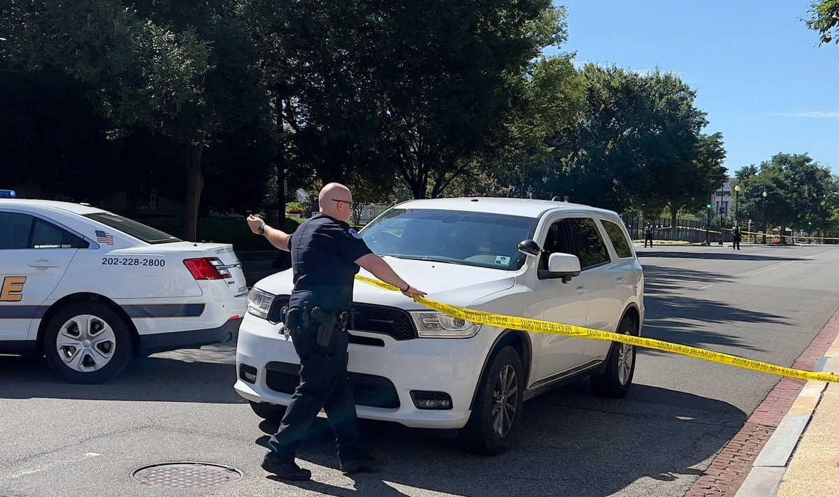 Policija uždaro kelią: prie JAV Kapitolijaus žuvo vyras, kuris automobiliu įvažiavo į barikadą ir šaudė į orą