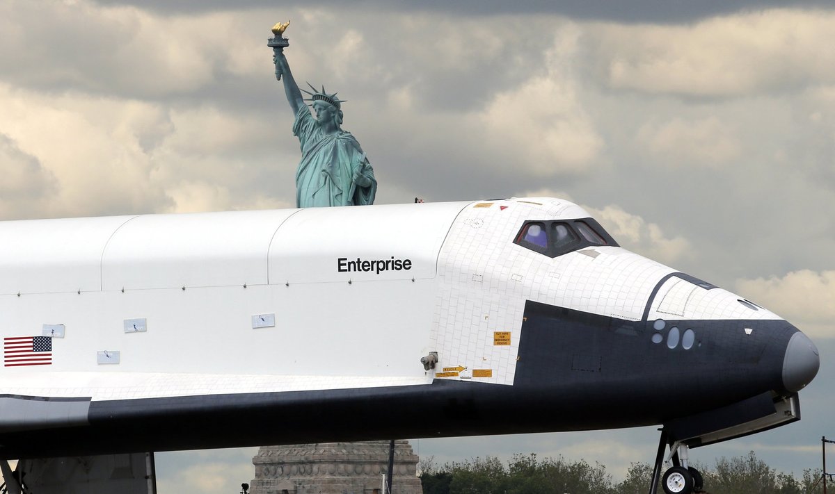 Erdvėlaivis "Enterprise" praplaukė pro Laisvės statulą Niujorke