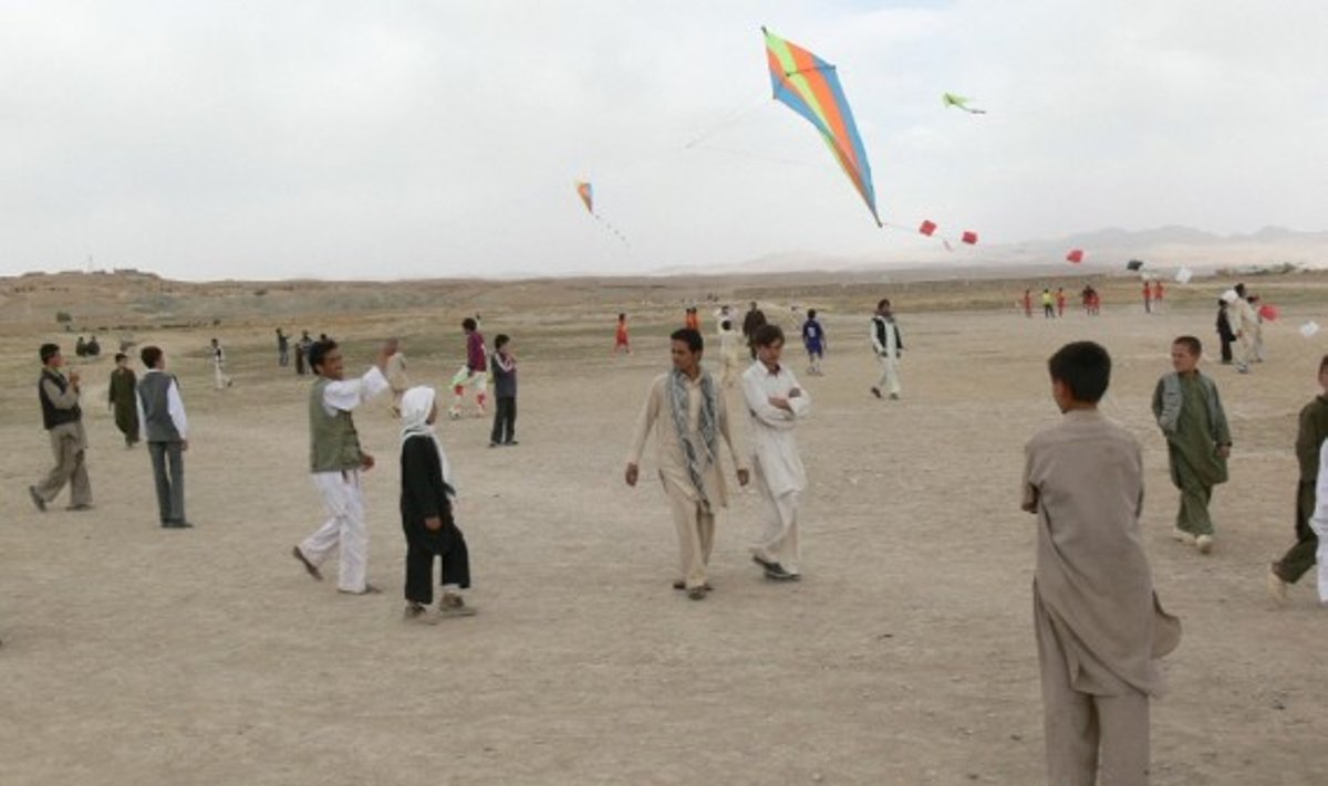 Afganistano vaikai leidžia aitvarus, kurie laikomi taikos simboliais