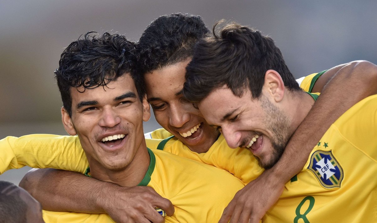 Brazilijos dvidešimtmečiai futbolininkai džiaugiasi