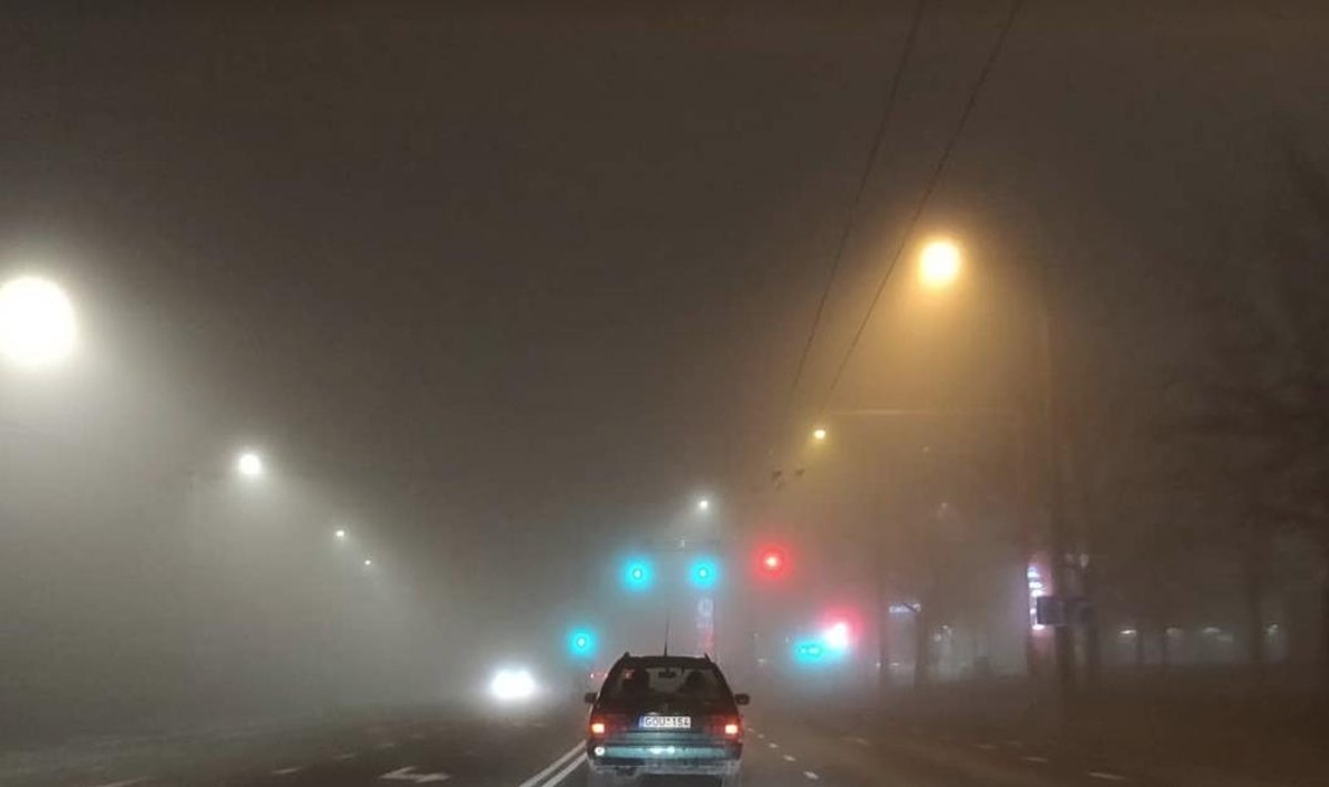 Vilniaus gatves užklojo tirštas rūkas: nematyti net šviesoforų