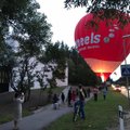 Vilniečius nustebino neįprastose vietose besileidžiantys oro balionai: nutūpė visai šalia gatvės