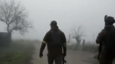 Jaudinančiame vaizdo įraše – Ukrainos karius pasitinkantys kairiojo Dniepro kranto gyventojai