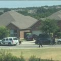 Vaizdo įraše - Teksaso policininkų šūviai į rankas iškėlusį vyrą