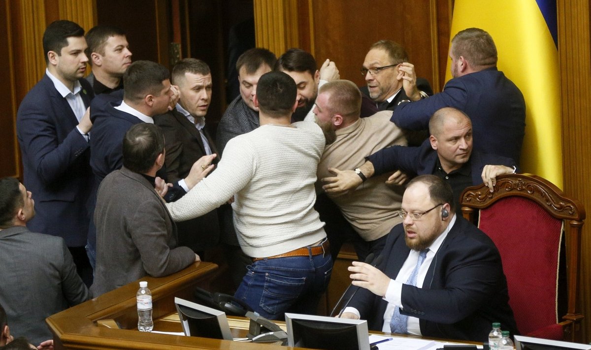 Sumaištis Ukrainos parlamente, susistumdė deputatai
