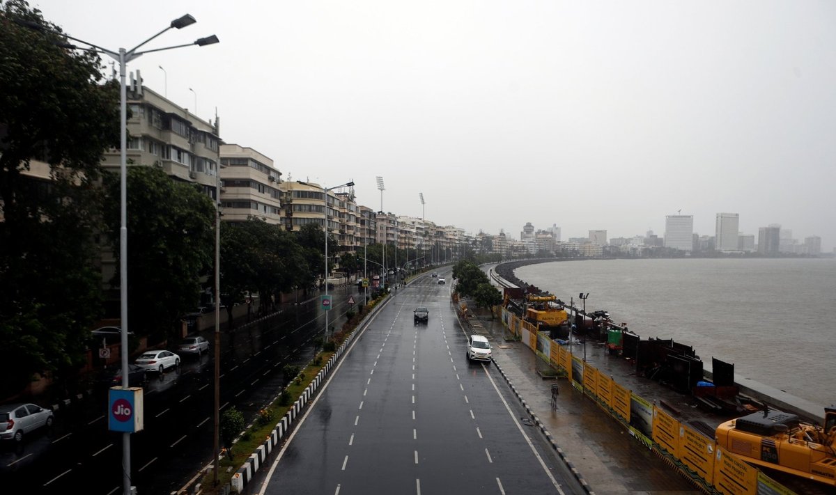 Prie Indijos finansų centro Mumbajaus artinasi stiprus ciklonas