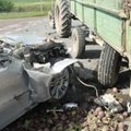 Girtos vairuotojos „Mercedes“ rėžėsi į traktorių su burokais, basa moteris pabėgo