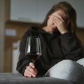 Moterų alkoholizmas: į priklausomybės liūną panyra dėl neįtikėtinų priežasčių, bet problemą slepia – geria vienos, paslapčia