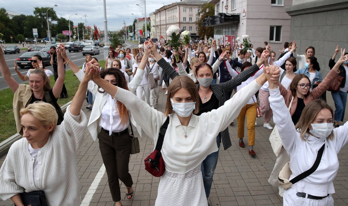 Minske keli šimtai baltai apsirengusių moterų susikibo į gyvąją grandinę
