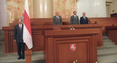 A. Lukašenkos inauguracija 1994 m. su baltai-raudonai-balta vėliava ir Vyčiu.