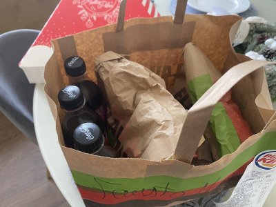 Užkalnis ragavo brangius burgerius, kurie įsiutino Lietuvą