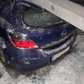 В Каунасе женщина-водитель не справилась с управлением, повреждены три автомобиля