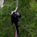 Nesėkmingas nusileidimas: parašiutininkas trenkėsi į gatvės stulpą