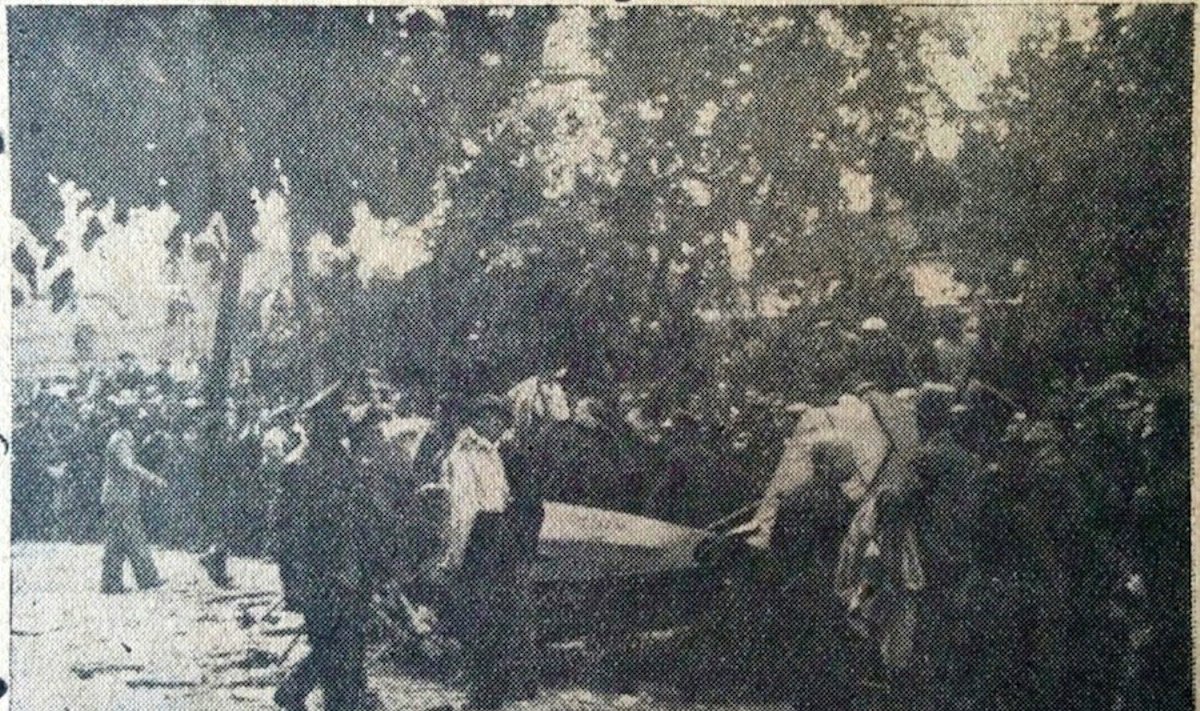 C. Kiernowicziaus ir J. Paprzyckio pilotuoto lėktuvo fragmentas ant šiandieninės A. Jakšto g. grindinio. 1936 m. birželio 8 d.
